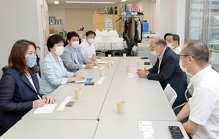 PCR検査の徹底必要 高木（美）、竹谷氏が新宿・歌舞伎町で窮状聴く