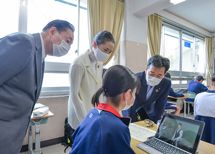 学習の遅れ対策に活用 “1人1台端末”の中学校視察　 東京・北区で岡本氏ら