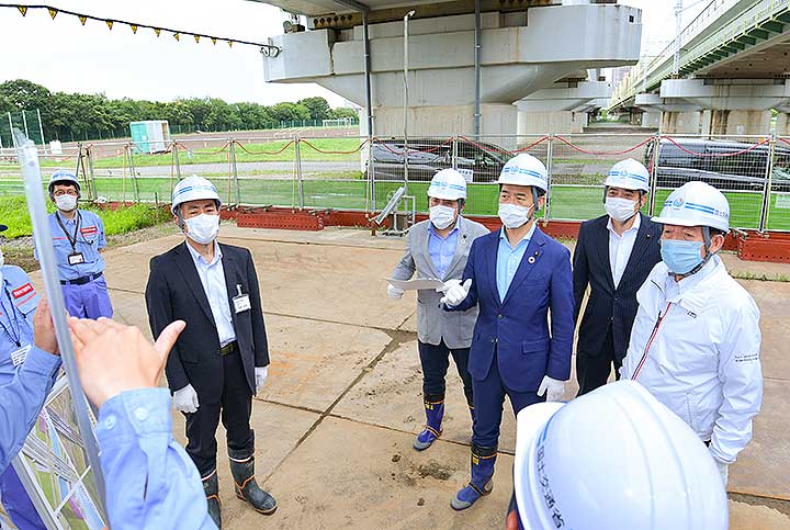 荒川の治水対策に全力 堤防かさ上げなど調査 太田議長、岡本氏ら