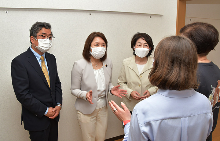 都営住宅入居のウクライナ避難民 竹谷氏ら訪問し、懇談 　